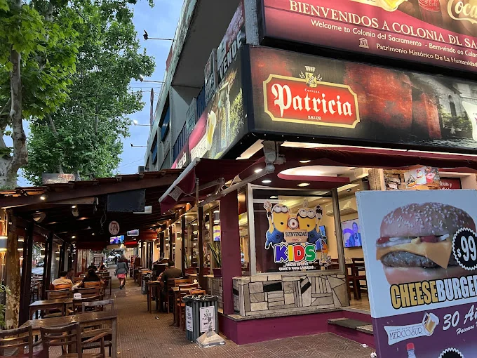 La esquina de Mercosur en Av. General Flores, con las mesas en la vereda