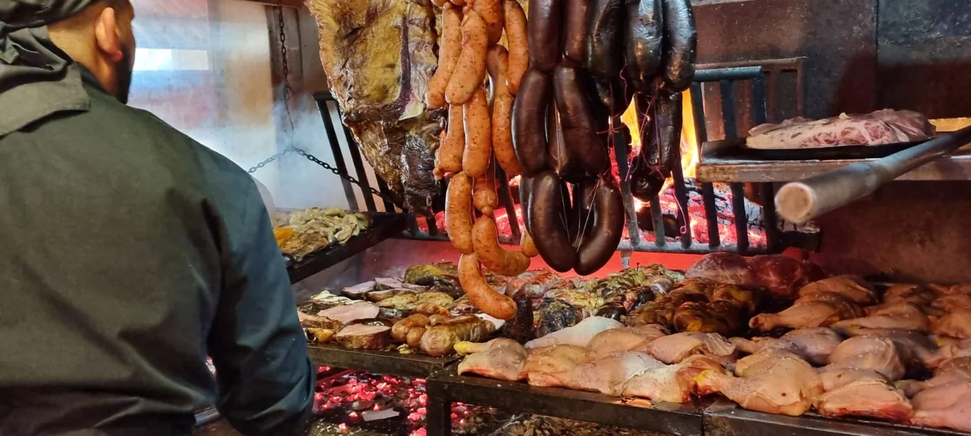 La parrilla de Mercosur cargada de chorizos, morcillas y achuras
